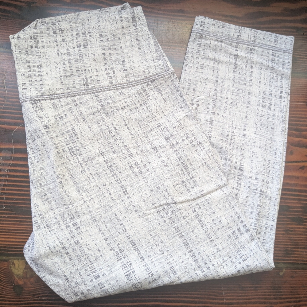 Lululemon Patterned 3/4 Length Leggings – Size 12